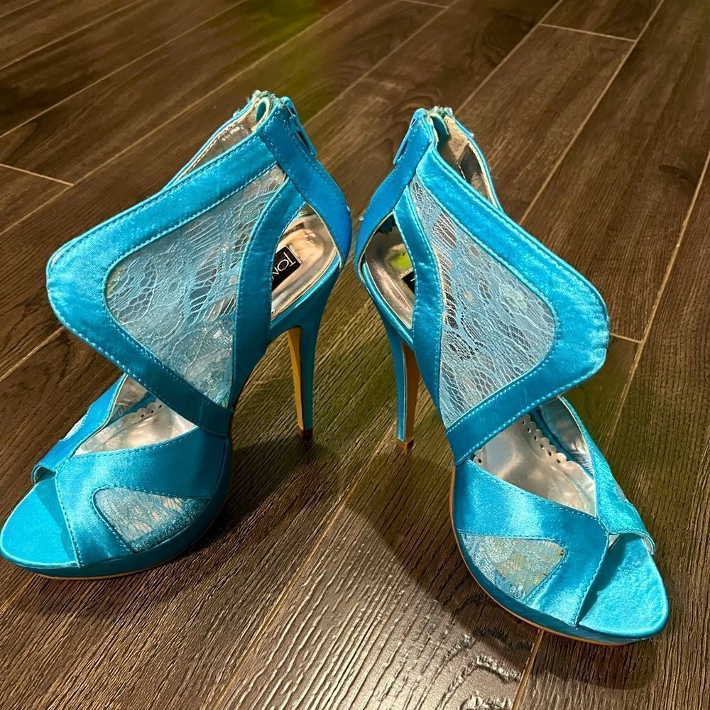 Brand new Light 💙 sandals with 🤍 lace